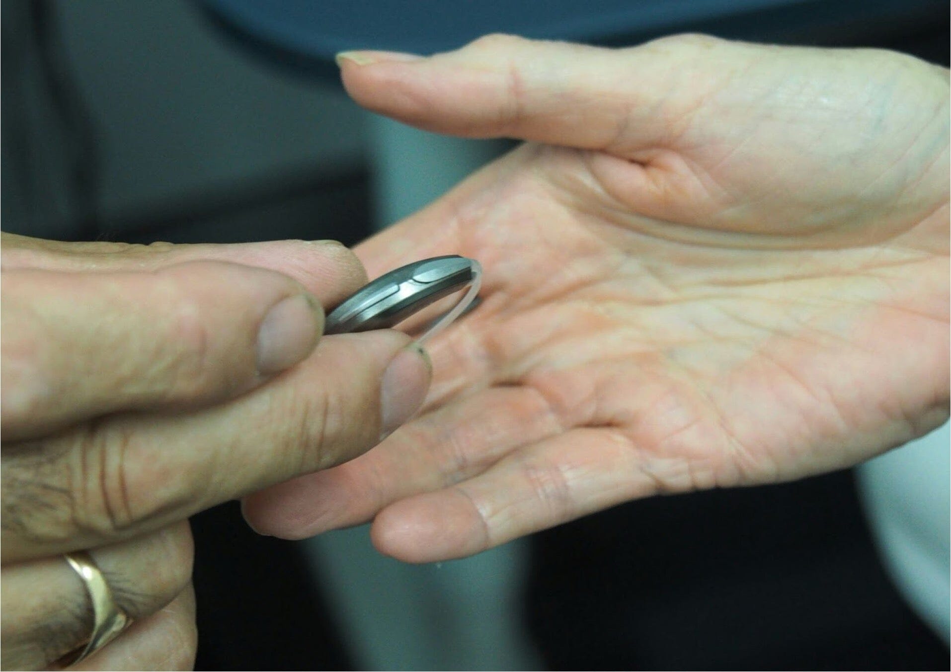 Pros and Cons of Hearing Aids with Disposable Batteries